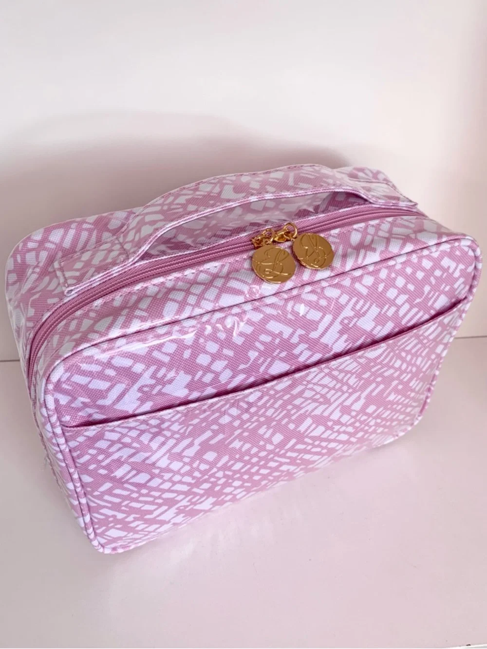 Hold NWOT Estée Lauder Pink vanity case